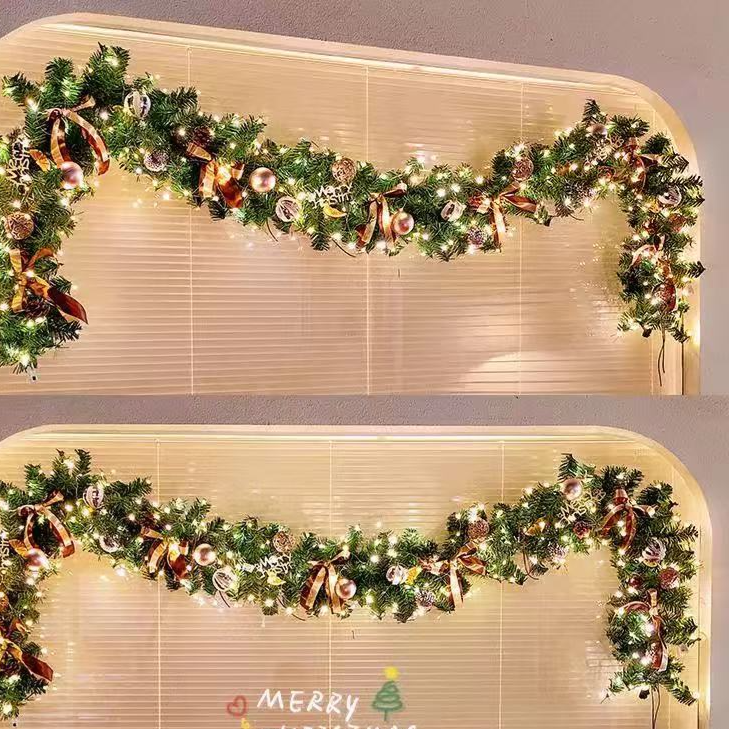Guirnalda navideña de ramas de pino y ratán con luces